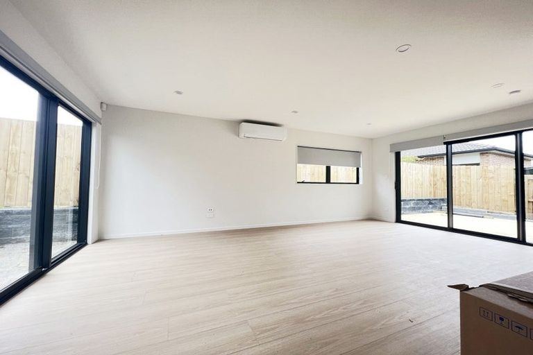 Photo of property in 9b Ussher Place, Pakuranga Heights, Auckland, 2010
