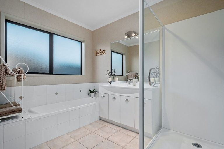 Photo of property in 5 Madeira Close, Papamoa Beach, Papamoa, 3118