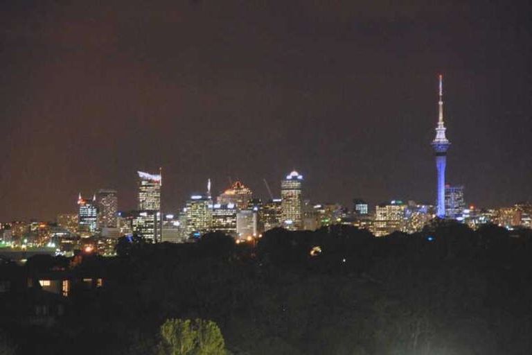 Photo of property in 2/73 Lake Road, Northcote, Auckland, 0627