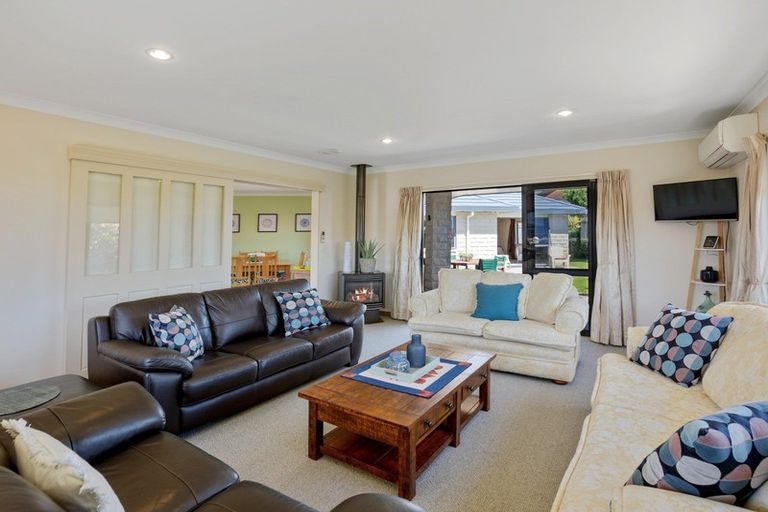 Photo of property in 10 Quadrant Heights, Paraparaumu, 5032