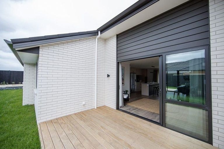 Photo of property in 24 Te Piriti Road, One Tree Point, 0118