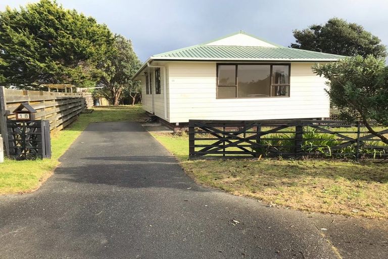 Photo of property in 18 Adrian Grove, Waikanae Beach, Waikanae, 5036