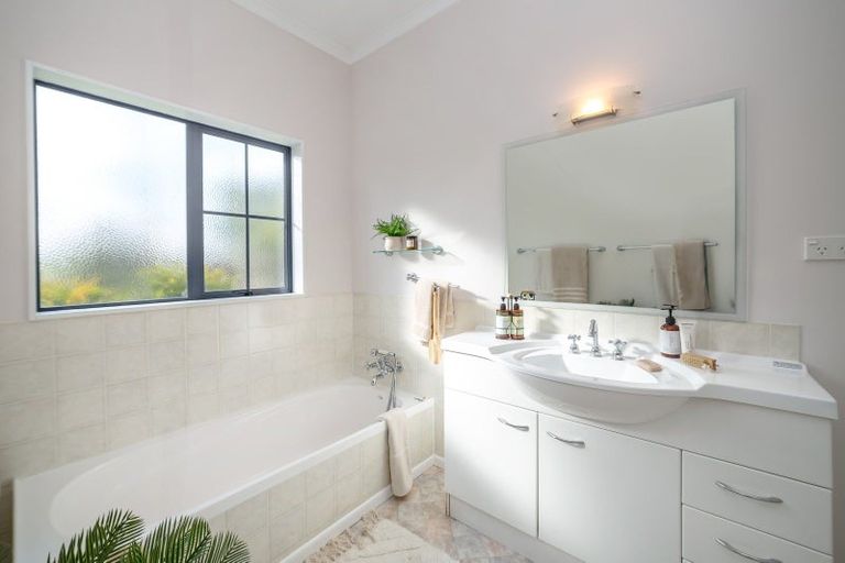 Photo of property in 15 Campbell Drive, Martinborough, 5711