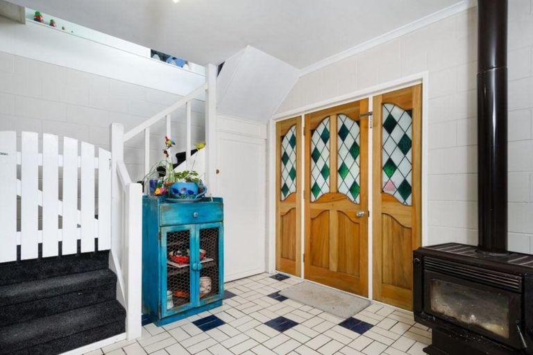 Photo of property in 42 Opanuku Road, Henderson Valley, Auckland, 0612