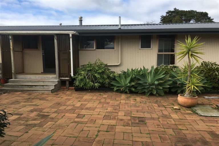 Photo of property in 34 Red Hills Road, Massey, Auckland, 0614