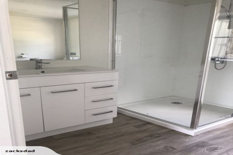 Photo of property in 1 Wakeling Avenue, Te Atatu South, Auckland, 0610