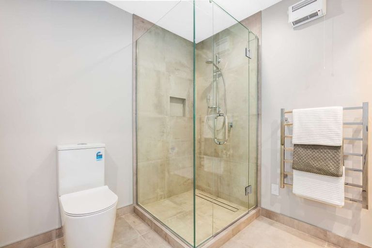 Photo of property in 2/7 Grays Road, Plimmerton, Porirua, 5026