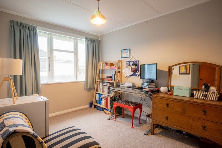 Photo of property in 12 Montrose Place, Takaro, Palmerston North, 4412