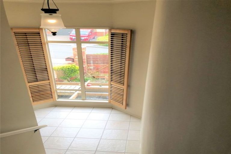 Photo of property in 22 Dress Circle, Newlands, Wellington, 6037