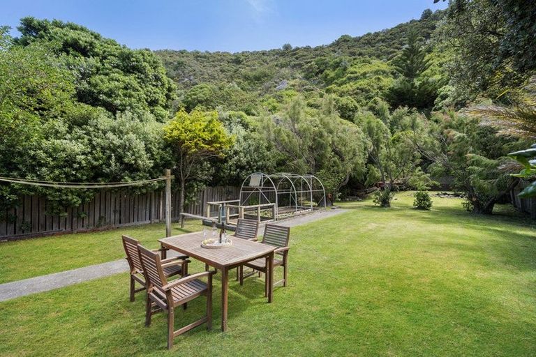 Photo of property in 188 Breaker Bay Road, Breaker Bay, Wellington, 6022