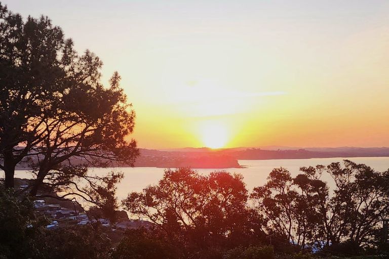 Photo of property in 25 Roberts Road, Matakatia, Whangaparaoa, 0930