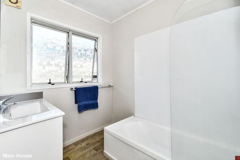 Photo of property in 426 Roscommon Road, Clendon Park, Auckland, 2103