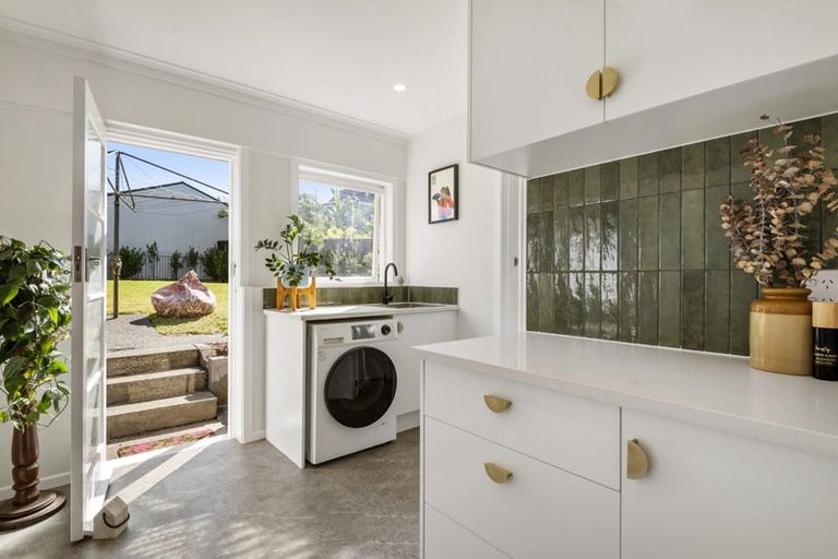 Photo of property in 3 Council Terrace, Northcote Point, Auckland, 0627