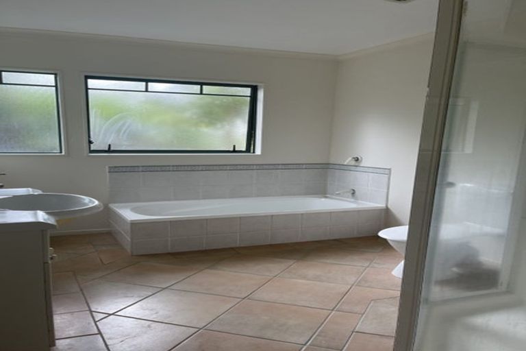 Photo of property in 14 Cayman Place, Unsworth Heights, Auckland, 0632