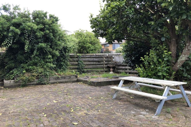 Photo of property in 22 Holdaway Avenue, Northcote, Auckland, 0627