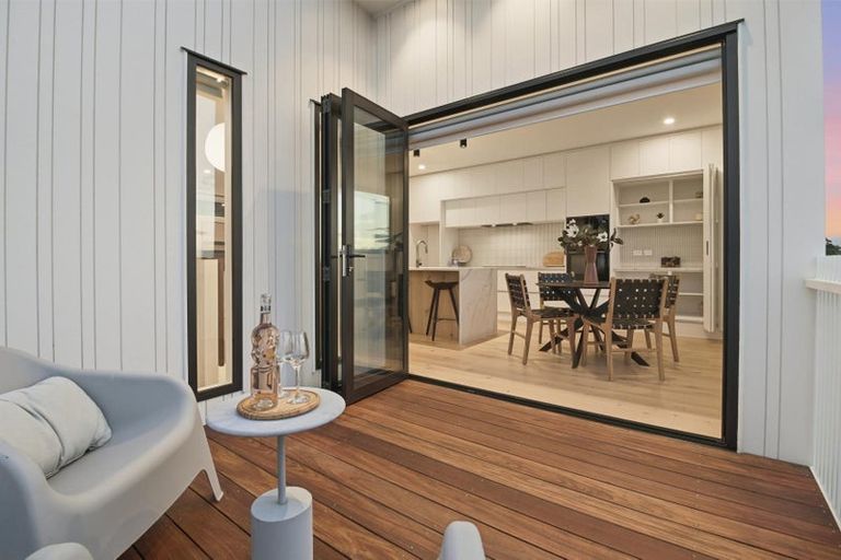 Photo of property in 85a Awaroa Road, Sunnyvale, Auckland, 0612