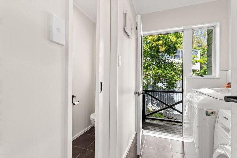 Photo of property in 34 Sungrove Rise, Sunnyvale, Auckland, 0612