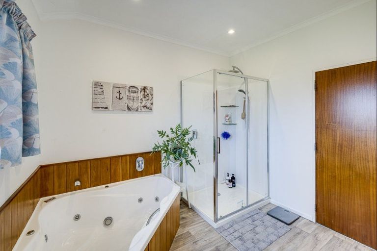 Photo of property in 104 Brookvale Road, Havelock North, 4130