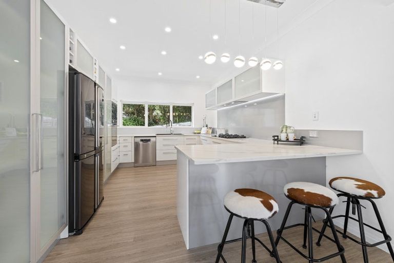 Photo of property in 7 Hobbs Road, Matakatia, Whangaparaoa, 0930