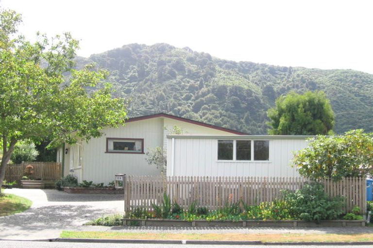 Photo of property in 34 Omaha Grove, Totara Park, Upper Hutt, 5018