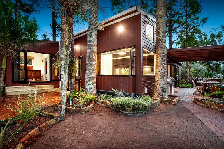 Photo of property in 34 Hollywood Avenue, Titirangi, Auckland, 0604