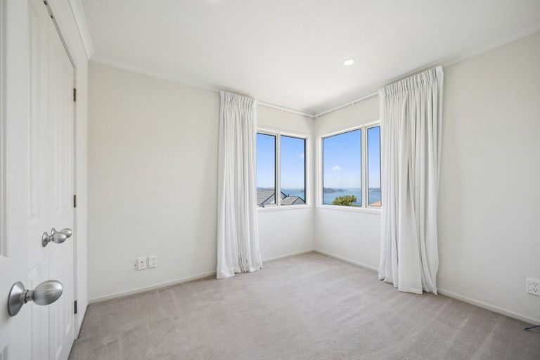 Photo of property in 9 Bennett Grove, Newlands, Wellington, 6037