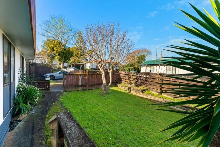 Photo of property in 2/76 Parrs Cross Road, Henderson, Auckland, 0612