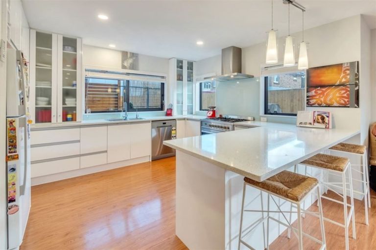 Photo of property in 7a Roberts Road, Te Atatu South, Auckland, 0610