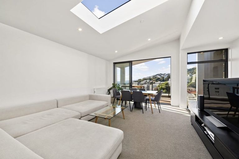 Photo of property in 2/18 Oriental Terrace, Oriental Bay, Wellington, 6011
