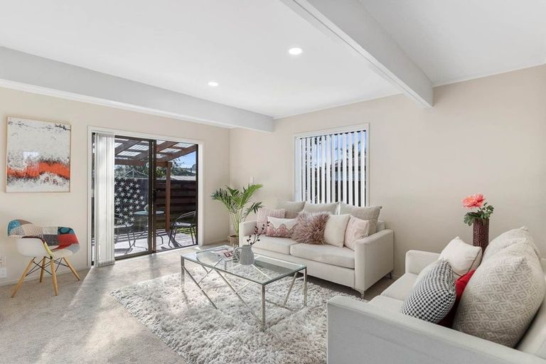 Photo of property in 1/13 Challen Close, Conifer Grove, Takanini, 2112