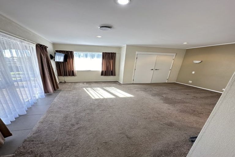 Photo of property in 34 Highland Park Drive, Highland Park, Auckland, 2010