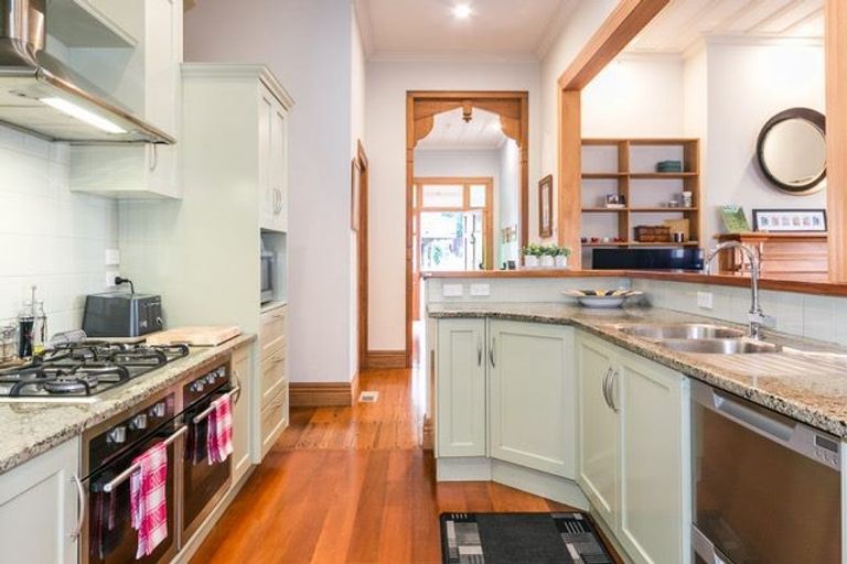 Photo of property in 6 Milton Road, Bluff Hill, Napier, 4110