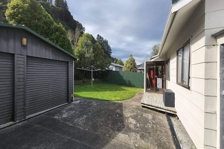 Photo of property in 6 Edmund Lomas Grove, Birchville, Upper Hutt, 5018