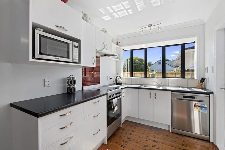 Photo of property in 10 Oak Street, Ebdentown, Upper Hutt, 5018