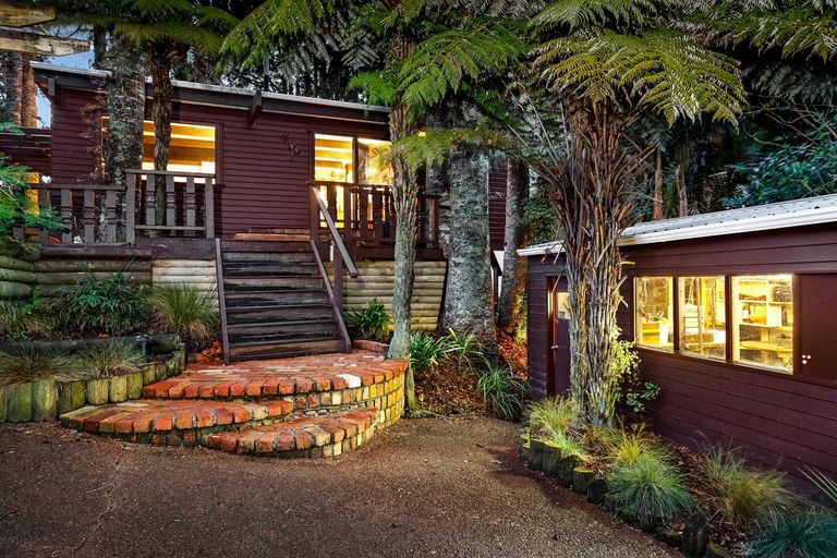 Photo of property in 34 Hollywood Avenue, Titirangi, Auckland, 0604