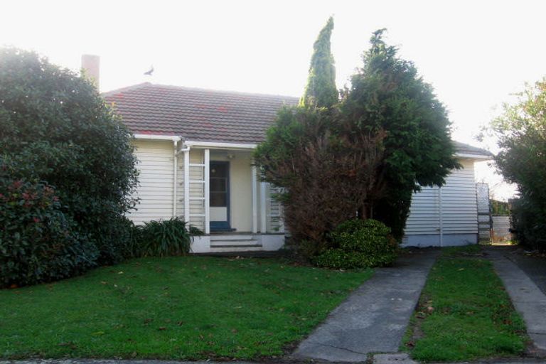 Photo of property in 17 Montrose Place, Takaro, Palmerston North, 4412