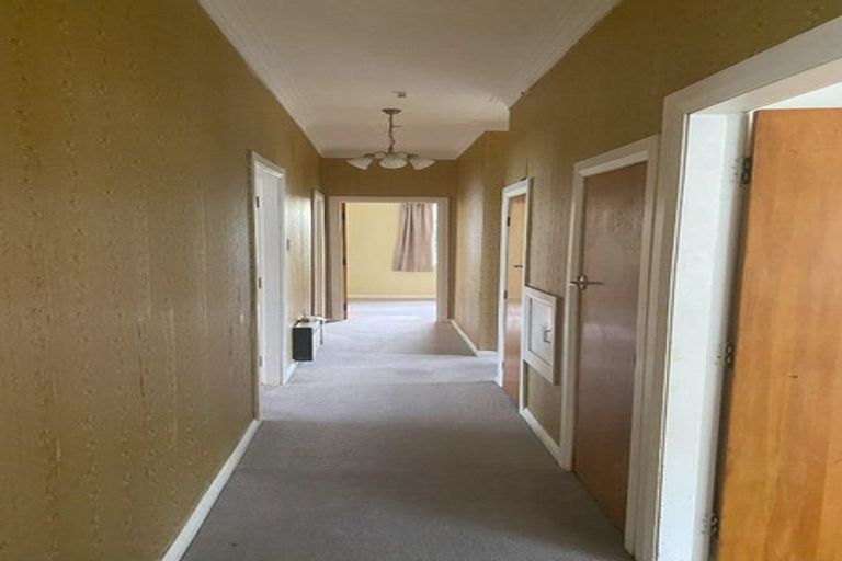 Photo of property in 17 Raroa Terrace, Tawa, Wellington, 5028