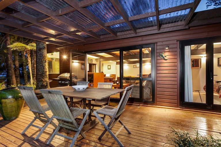 Photo of property in 34 Hollywood Avenue, Titirangi, Auckland, 0604