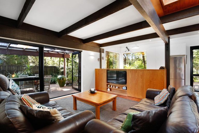 Photo of property in 34 Hollywood Avenue, Titirangi, Auckland, 0604