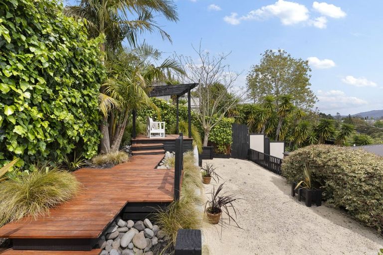 Photo of property in 2/11 Rangeview Road, Sunnyvale, Auckland, 0612