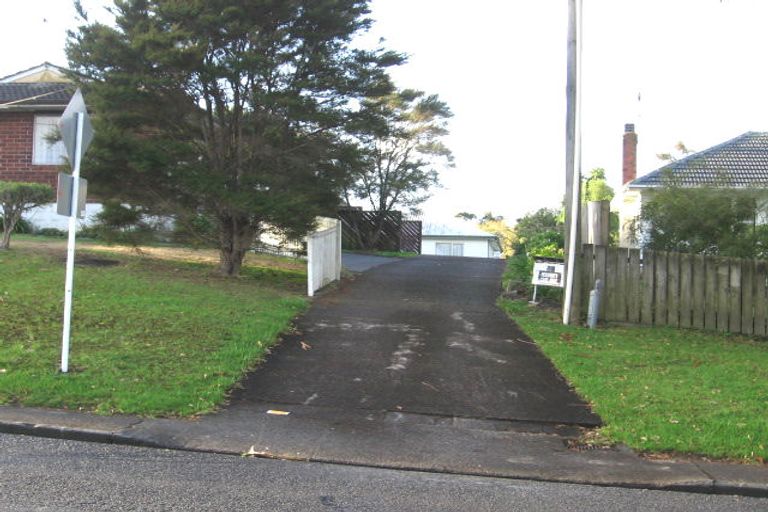 Photo of property in 3/126 Triangle Road, Massey, Auckland, 0614