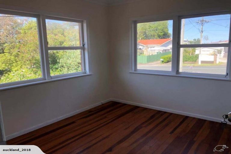 Photo of property in 104 Archibald Road, Kelston, Auckland, 0602