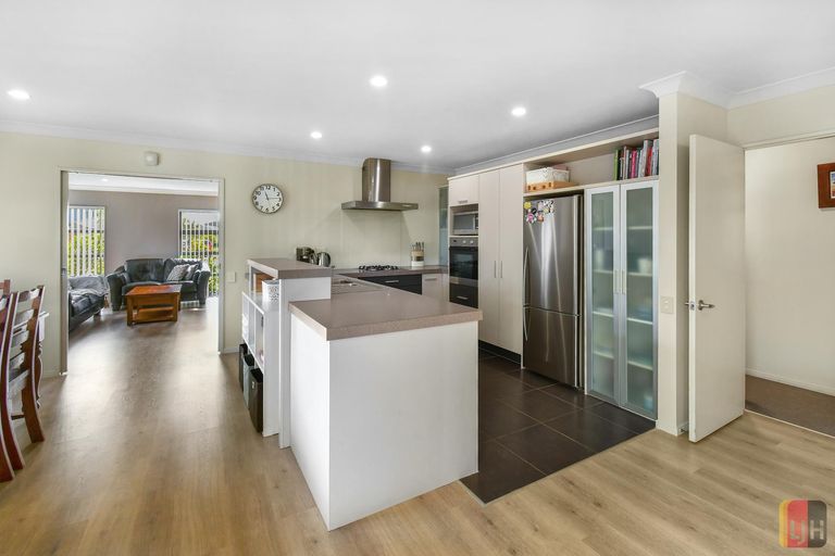 Photo of property in 13 Girvan Terrace, Wattle Downs, Auckland, 2103