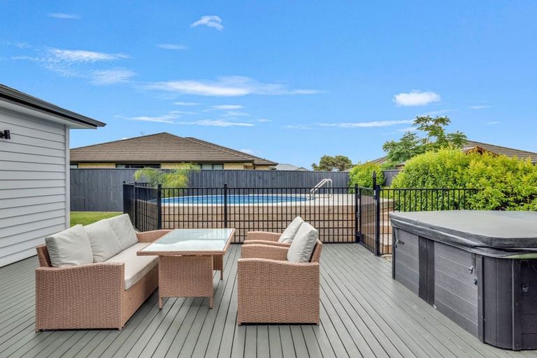 Photo of property in 14 Aporo Drive, Kumeu, 0810