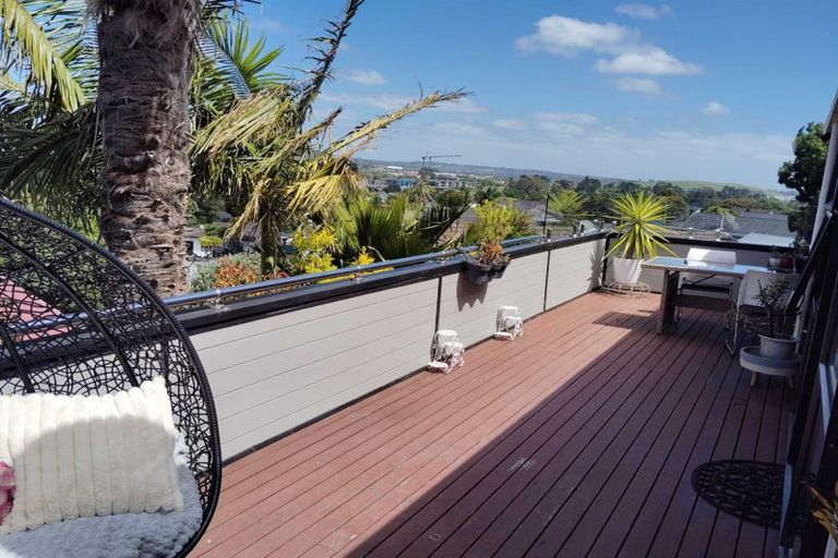 Photo of property in 1/11 Cambric Place, Botany Downs, Auckland, 2010