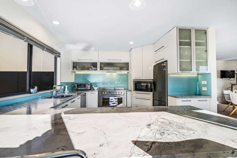 Photo of property in 10 Cadiz Lane, Mount Pleasant, Christchurch, 8081