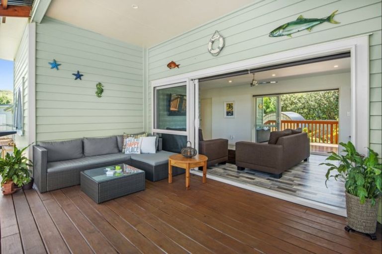 Photo of property in 3 Karaka Road, Kawakawa Bay, Papakura, 2585