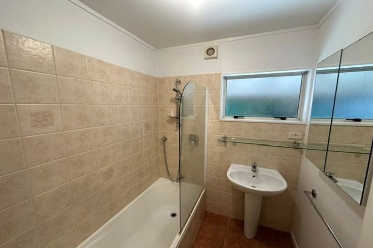 Photo of property in 2/49 Aeroview Drive, Beach Haven, Auckland, 0626