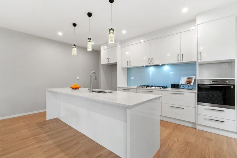 Photo of property in 10 Twin Parks Rise, Papakura, 2110