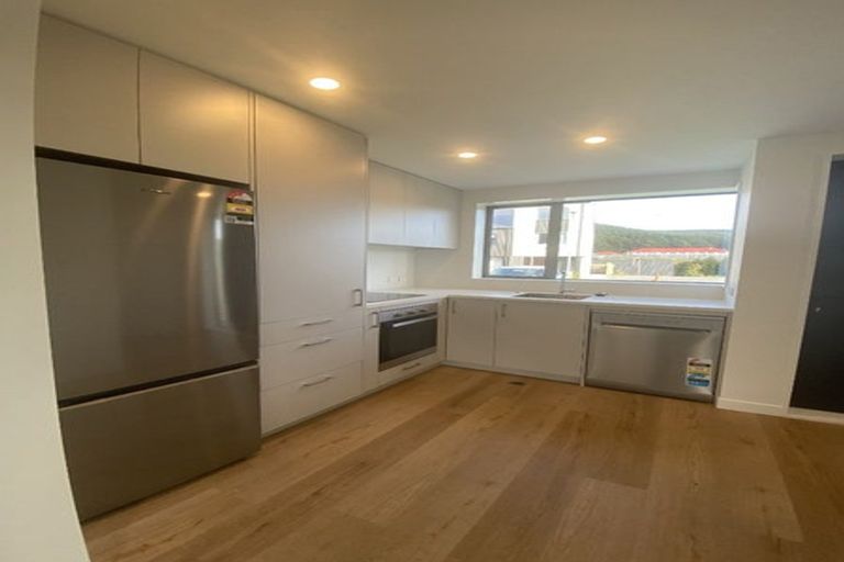 Photo of property in 1 Ara Paiwhenua, Tawa, Wellington, 5028